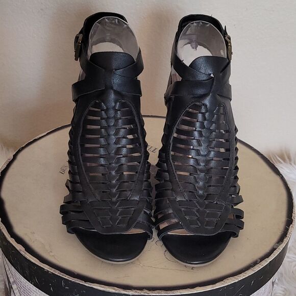 American Eagle Galdiator Style Shoes - Picture 3 of 13